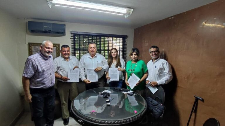 FIRMA ALCALDE CON BANOBRAS