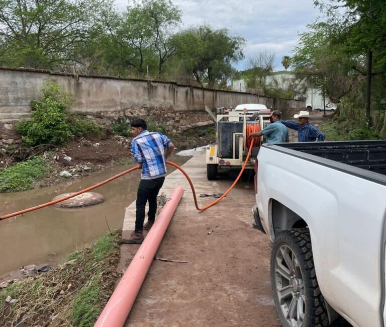 ATIENDE OOMAPAS REPORTES POR DRENAJE COLAPSADO