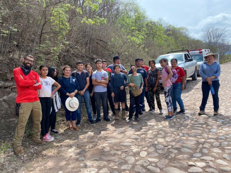 NIÑOS ALAMENSES PRACTICAN EL RAPEL EN RÍO CUCHUJAQUI