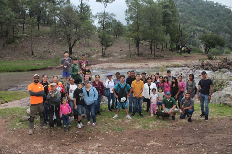 Capacitan a niños alamenses en práctica de Rápel