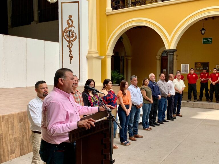 REALIZAN HONORES CIVICOS EN PALACIO MUNICIPAL