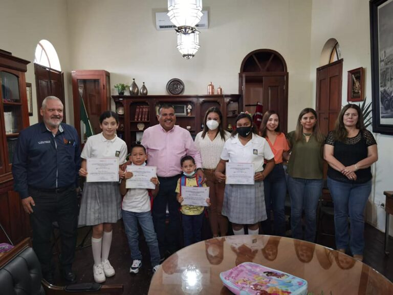 Otorgan reconocimientos a estudiantes ganadores del concurso El niño y la Sierra