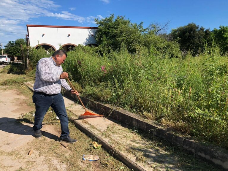 FUNCIONARIOS DEL AYUNTAMIENTO LIMPIAN CALLES Y PREDIOS CON MALEZA