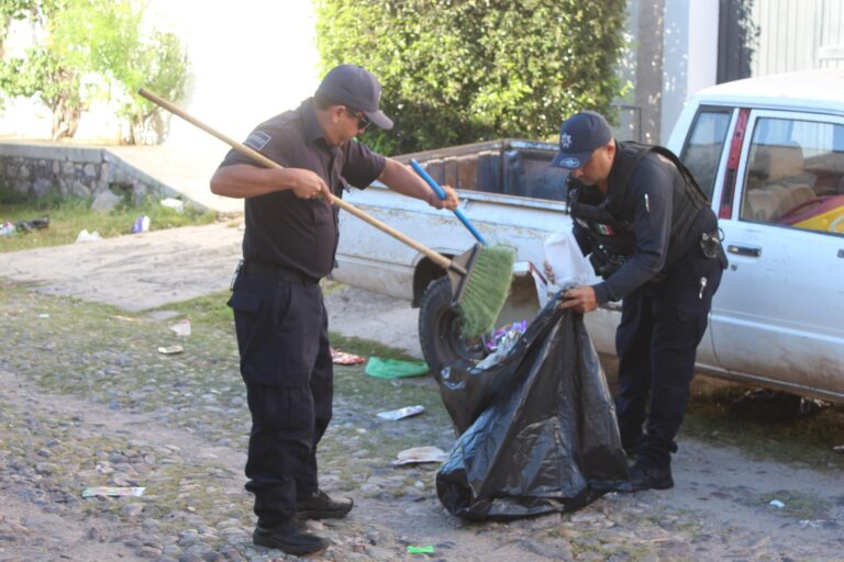 POLICÍAS REALIZAN LIMPIEZA DE CALLE GUADALUPE VICTORIA