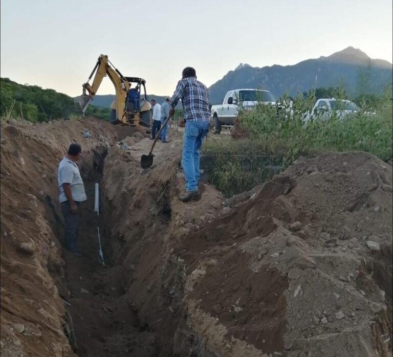 ARREGLAN FUGAS, BACHES E INSTALAN TUBERÍAS PERSONAL DE OOMAPAS ÁLAMOS