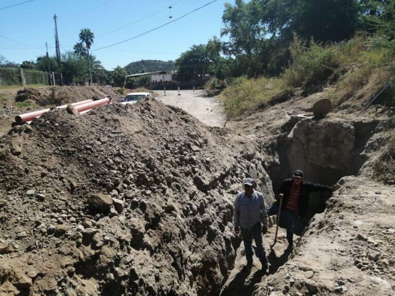 INSTALAN TUBERÍA DE AGUA Y DRENAJE EN ARROYO EL MALECÓN