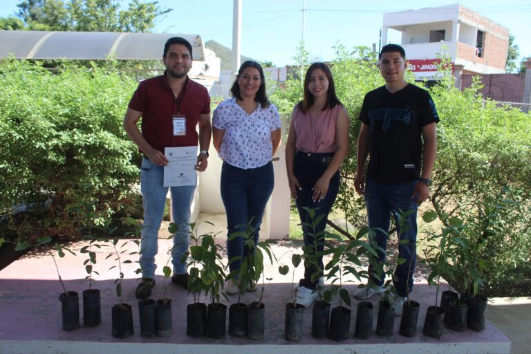 RECIBE PREESCOLAR ALFONSO ORTIZ TIRADO ARBOLITOS PARA SU REFORESTACIÓN