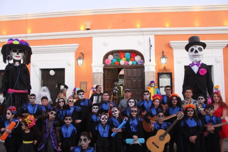 VISITANTES DISFRUTAN A ESTUDIANTINA INFANTIL ARTURO MÁRQUEZ EN FESTIVAL DE LA CALACA