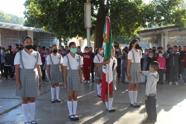 ACUDEN FUNCIONARIOS A HONORES CÍVICOS A ESCUELA REVOLUCIÓN