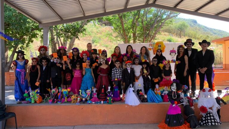 CATRINES Y CATRINAS DE LA PRIMARIA FRANCISCO I. MADERO FESTEJAN EL DÍA DE MUERTOS