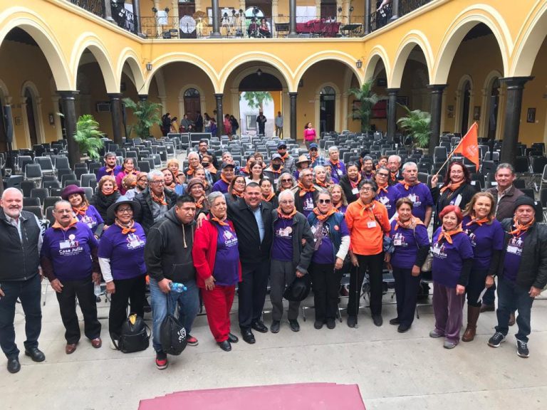 RECIBE ALCALDE A INTEGRANTES DE CASA JULIA DE CIUDAD OBREGÓN