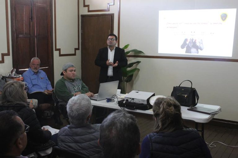 CAPACITAN A DIRECTIVOS DEL AYUNTAMIENTO SOBRE EFICACIA Y EFICIENCIA PARA UN BUEN GOBIERNO