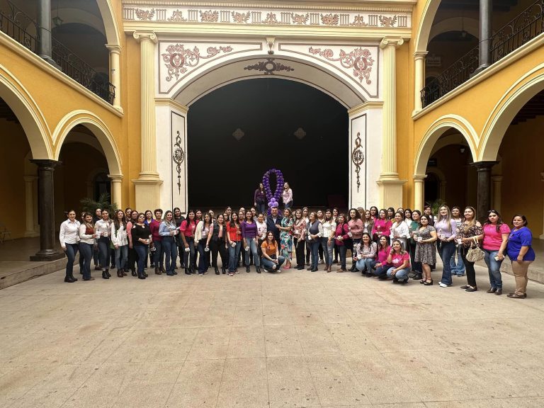 RECONOCE ALCALDE LABOR DE TRABAJADORAS DEL AYUNTAMIENTO