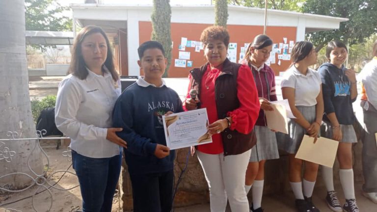 *ENTREGA DE RECONOCIMIENTO A JÓVENES POR SU PARTICIPACIÓN EN TALLER INTERSECTORIAL