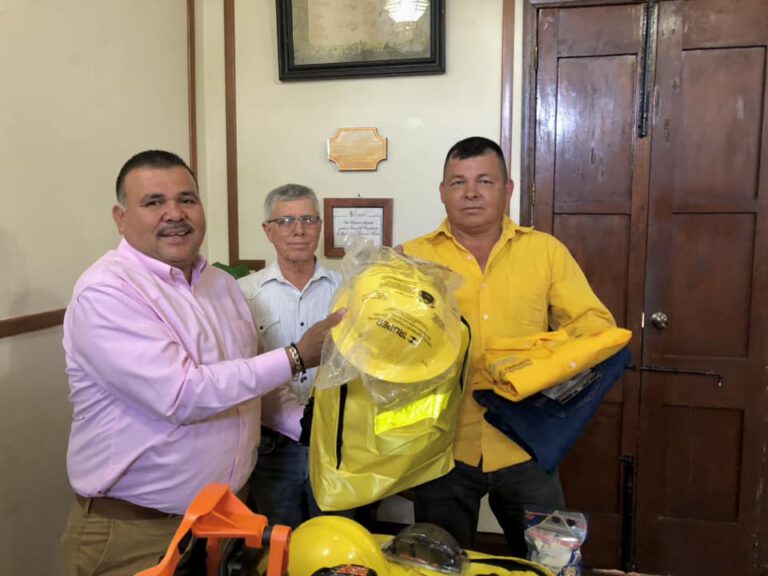 ENTREGA ALCALDE EQUIPO DE SEGURIDAD A BRIGADISTAS CONTRA INCENDIOS