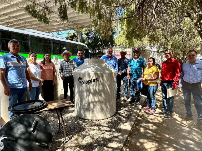 HACE ENTREGA ALCALDE DE TINACOS POR MEDIO DE LA CONGREGACIÓN MARIANA TRINITARIA