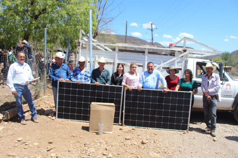 ENTREGA ALCALDE DE ÁLAMOS CELDAS SOLARES A FAMILIAS DE COMUNIDADES