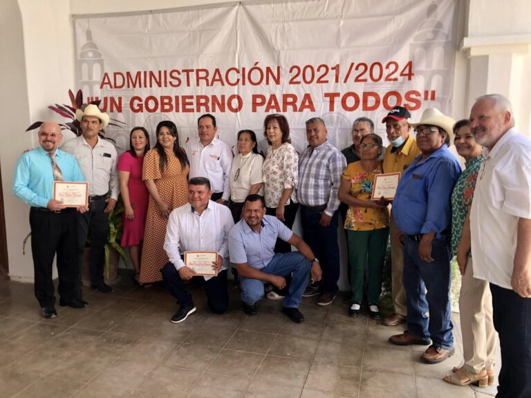 RECONOCEN A MAESTROS DE ÁLAMOS POR SUS 20, 30 Y 40 AÑOS AL SERVICIO DE LA EDUCACIÓN