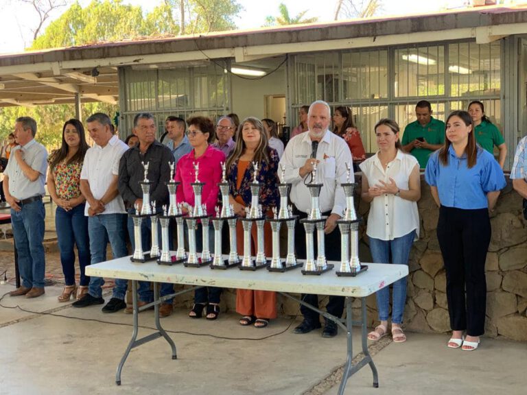 REALIZAN AUTORIDADES MUNICIPALES HONORES CÍVICOS EN ESCUELA PRIMARIA REVOLUCIÓN