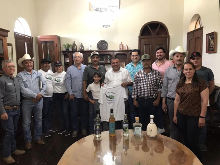 SE REUNEN PRODUCTORES DEL MEZCAL CON ALCALDE VÍCTOR BALDERRAMA