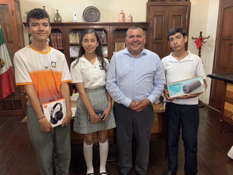 Premian a ganadores del primer concurso “Juvenil de pinta bardas”