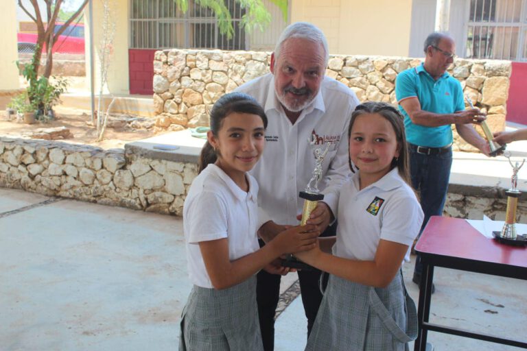 PARTICIPAN AUTORIDADES MUNICIPALES EN EVENTO CÍVICO REALIZADO EN PRIMARIA LÁZARO CARDENAS