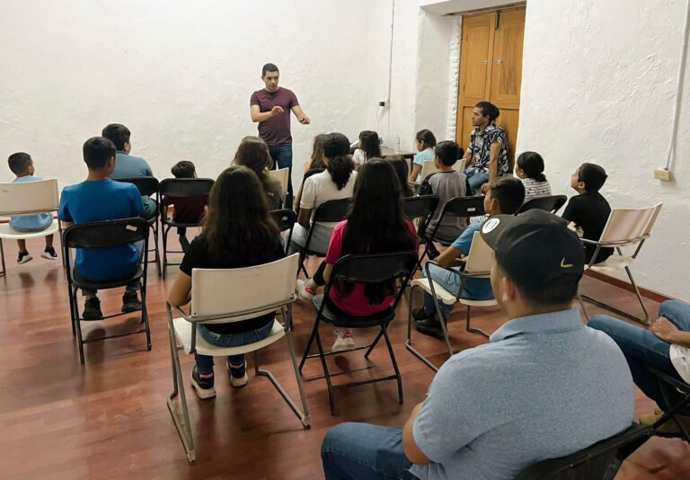 IMPARTE GUSTAVO ASENCIO TALLER DE CANTO A NIÑOS ALAMENSES