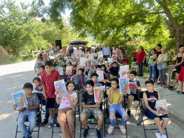 Entrega DIF útiles escolares a niños y niñas de la colonia Nueva Esmeralda