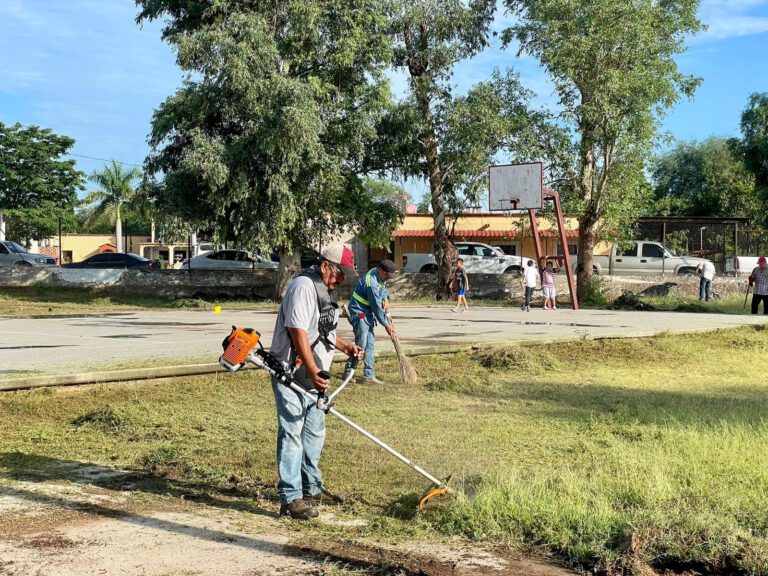 PARTICIPAN FUNCIONARIOS EN CAMPAÑA DE LIMPIEZA EN ESCUELA LÁZARO CÁRDENAS DEL RÍO