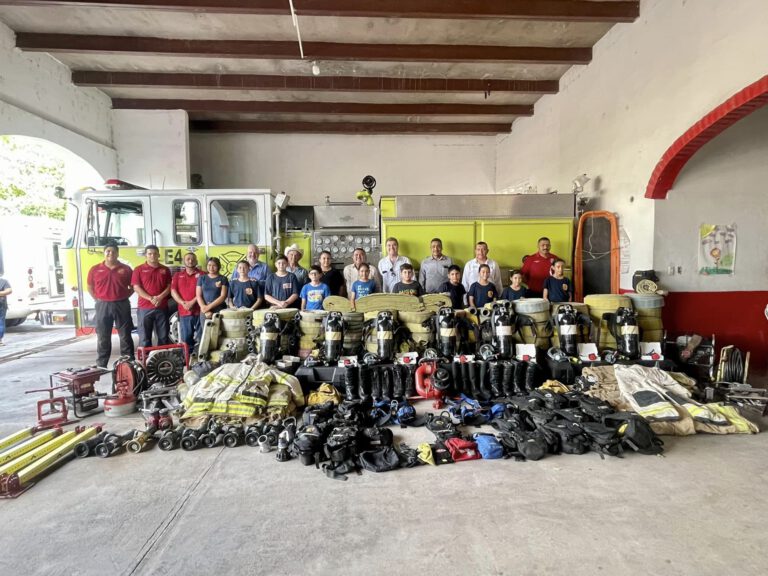 ENTREGA DE BOMBERA Y EQUIPO DE RESCATE A PROTECCIÓN CIVIL