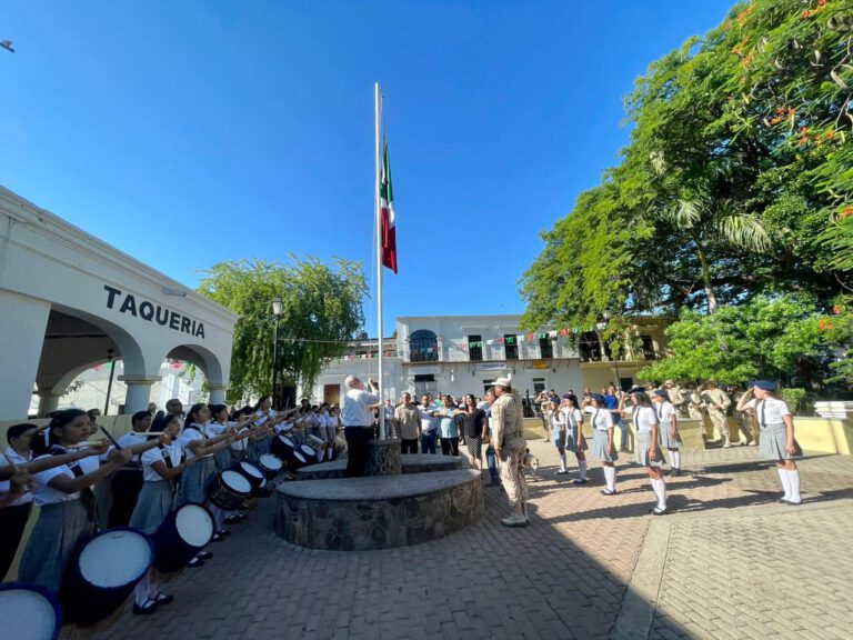 IZAN BANDERA A MEDIA ASTA POR 176 ANIVERSARIO ALUSIVO A LOS NIÑOS HÉROES