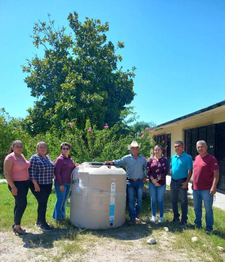 Entrega Regidor Héctor Sánchez tinaco a beneficio del CECYTE de Basiroa