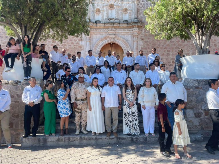 Encabeza alcalde Víctor Balderrama tradicional desfile por motivo del 213 aniversario de la Independencia de México