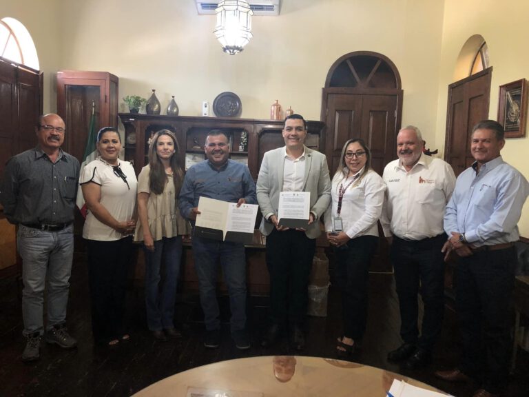 Firma convenio de colaboración alcalde Víctor Balderrama con Universidad Vizcaya de las Américas unidad Navojoa