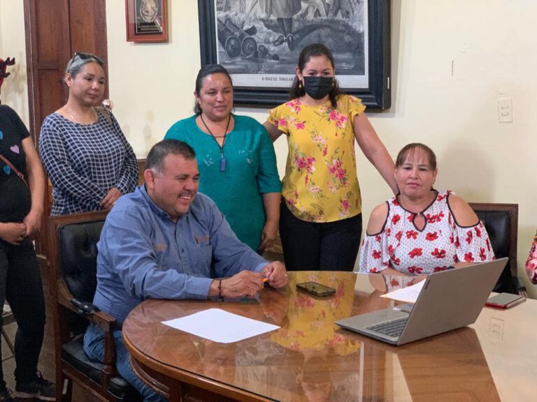 Recibe alcalde Víctor Balderrama a mesa directiva de Club Toritos.