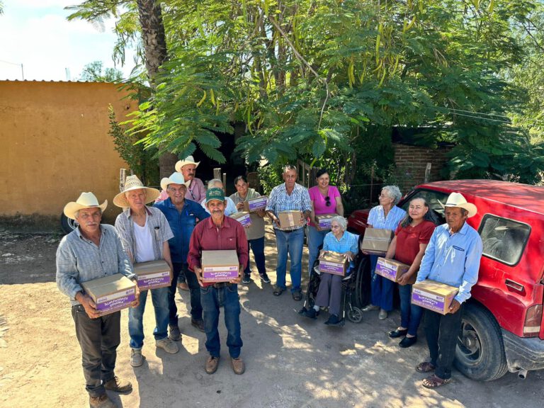 Reciben adultos mayores de comunidades rurales apoyo de despensas