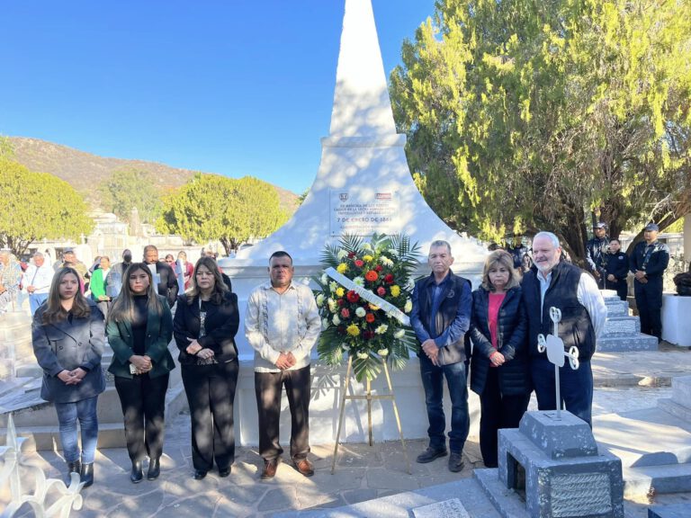 ENCABEZA ALCALDE VÍCTOR BALDERRAMA GUARDIA DE HONOR POR 158 ANIVERSARIO DE HÉROES CAÍDOS