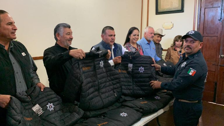 Equipan con chamarras a policías de Álamos