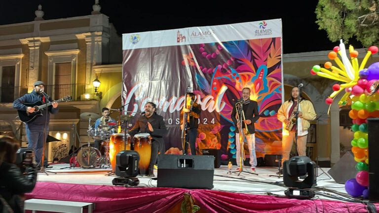 AMBIENTA CON SU MÚSICA EL GRUPO AGUA DE COCO EL CARNAVAL DE ÁLAMOS