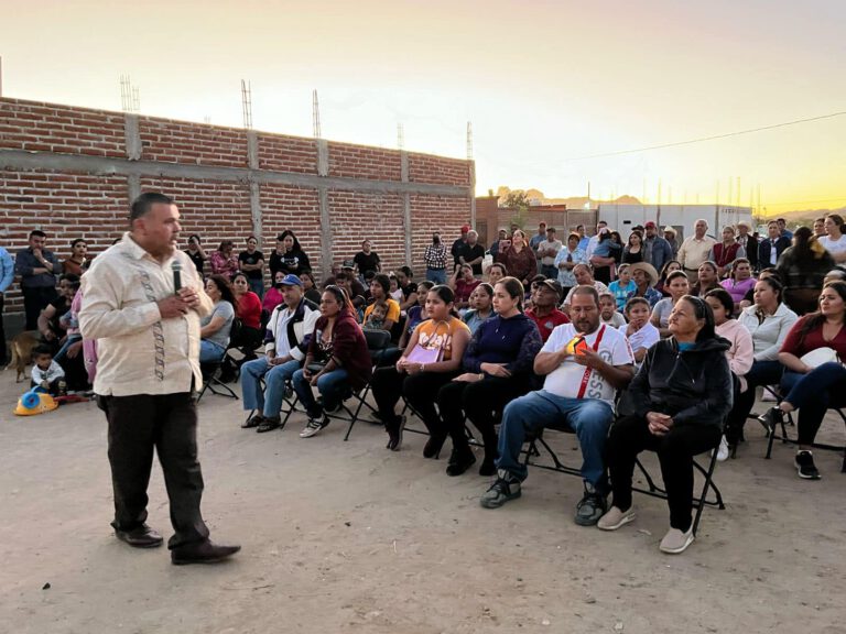 INAUGURA ALCALDE VÍCTOR BALDERRAMA OBRA DE ELECTRIFICACIÓN EN COLONIA CONSTITUCIÓN