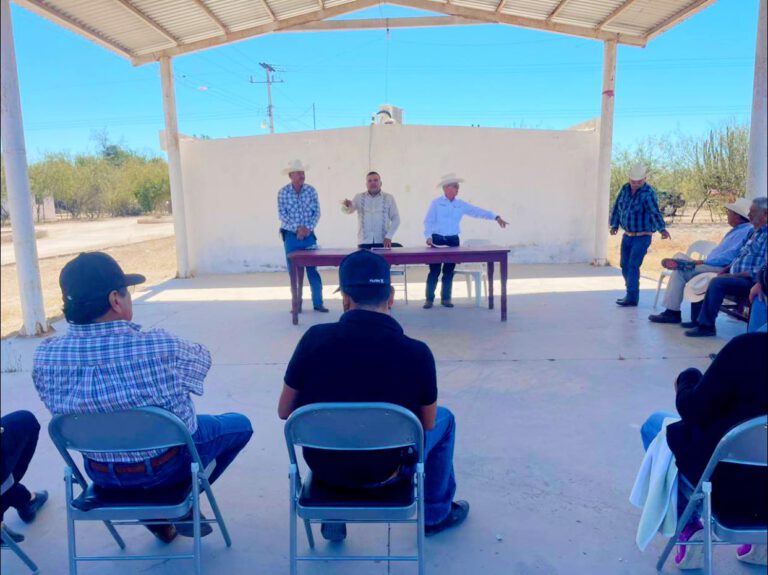 El presidente municipal de Álamos hace entrega de recursos económicos a productores de la región fuerte mayo.