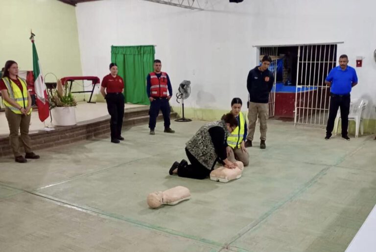 RECIBEN CAPACITACIÓN PADRES DE FAMILIA SOBRE PRIMEROS AUXILIOS