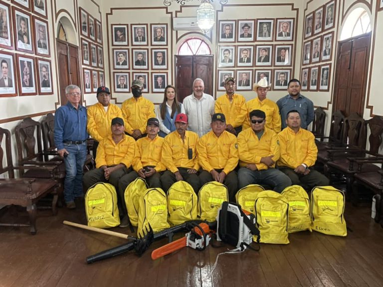 ENTREGA MUNICIPIO DE ÁLAMOS EQUIPO DE SEGURIDAD A BRIGADISTAS CONTRA INCENDIOS