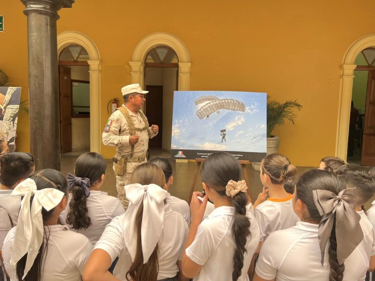 ALUMNOS DE 4TO GRADO VISITAN LA EXPOSICIÓN “LA GRAN FUERZA DE MÉXICO, SIEMPRE POR TI, SIEMPRE POR MÉXICO” EN EL PALACIO MUNICIPAL