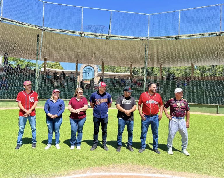 LANZA LA PRIMERA BOLA EL PRESIDENTE MUNICIPAL SAMUEL BORBÓN LARA EN ENCUENTRO DE BÉISBOL ÁLAMOS VS CAMPO 29