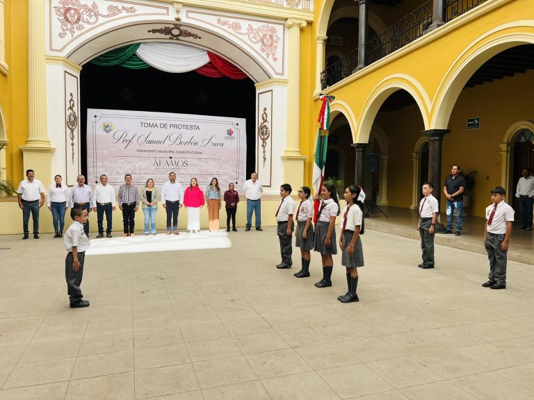 HONORES A LA BANDERA EN LA EXPLANADA DEL PALACIO MUNICIPAL CON LA PARTICIPACIÓN DEL COLEGIO BILINGÜE “SAN FELIPE NERI”