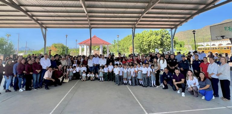 SE LLEVAN A CABO EMOTIVOS HONORES A LA BANDERA EN LA COMUNIDAD DE LOS TANQUES