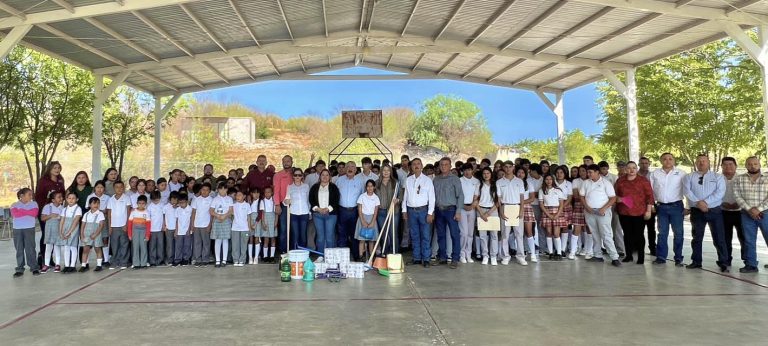 HONORES A LA BANDERA EN BASIROA FORTALECEN LA RELACIÓN ENTRE EL H. AYUNTAMIENTO Y LAS INSTITUCIONES EDUCATIVAS.