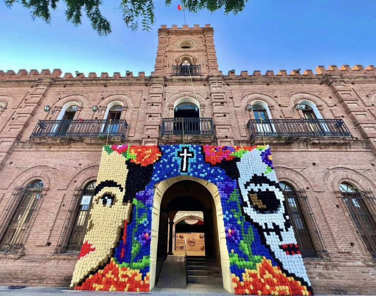 LINDOS ARCOS DE COLORES LLENAN EL CENTRO HISTÓRICO DE ÁLAMOS COMO PREPARATIVO PARA EL “FESTIVAL DE LA CALACA” 2024