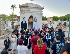 UNA NOCHE DE TRADICIÓN Y CULTURA EN EL “FESTIVAL DE LA CALACA” DE ÁLAMOS